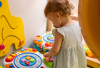 Małe dziecko bawiące się kolorową edukacyjną zabawką – LabStar Kids