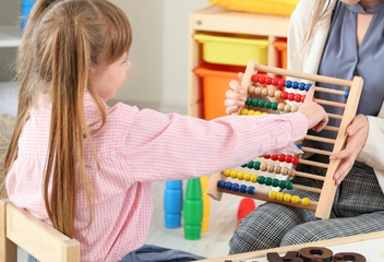 Dziewczynka skupiona na pisaniu podczas zajęć edukacyjnych – LabStar Kids