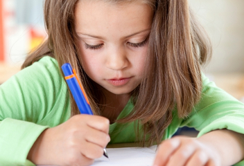 Dziewczynka rysująca kolorowe obrazki na ścianie – LabStar Kids