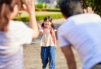 Dziewczynka z plecakiem machająca rodzicom – LabStar Kids