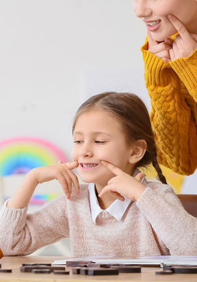 Dziewczynka ucząca się poprawnej wymowy z logopedą – LabStar Kids